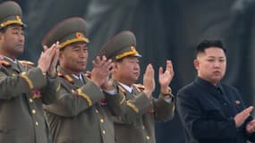 Kim Jong-un, avec ses généraux.