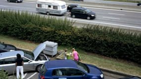 Des automobilistes sur la route des vacances font une pause, sur l'aire de repos d'Isardrôme à la hauteur de Saint-Rambert-d'Albon le 22 juillet 2007.