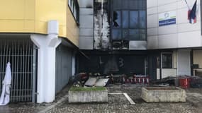 La façade d'un lycée de Villeneuve-d'Ascq a été dégradé par un incendie le 27 mars 2023.