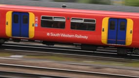 Un train de la compagnie ferroviaire South Western passent devant la gare de Clapham Junction à Londres, au Royaume-Uni, le 20 mai 2021 (photo d'illustration).