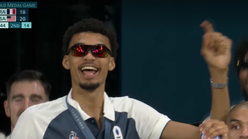 Victor Wembanyama et l'équipe de France masculine à Bercy pour soutenir les Bleues, le 11/08/2024