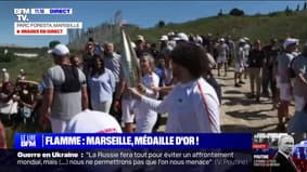 Les images de Redouane Bougheraba portant la flamme devant les lettres de Marseille