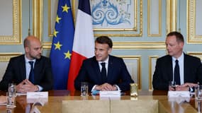 Le président français Emmanuel Macron (au centre) s'exprime aux côtés du ministre français de l'Europe et des Affaires étrangères Jean-Noël Barrot (à gauche) et du conseiller diplomatique du président français Emmanuel Bonne lors d'une réunion diplomatique avec le chef de la présidence ukrainienne, le conseiller à la sécurité nationale du Royaume-Uni, l'envoyé spécial des États-Unis, le secrétaire d'État américain et le conseiller à la sécurité nationale allemand à l'Élysée, à Paris, le 17 avril 2025.