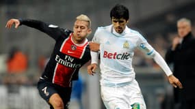 Jérémy Menez face à Lucho Gonzalez lors de OM-PSG en 2011