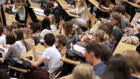 Des étudiants en sciences assistent à une réunion lors de leur première journée de cours après la pause estivale, à l'université de Caen, le 14 septembre 2015. 