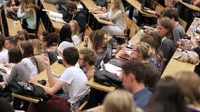 Des étudiants en sciences assistent à une réunion lors de leur première journée de cours après la pause estivale, à l'université de Caen, le 14 septembre 2015. 