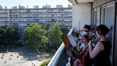 Dans le 12e arrondissement, des musiciens vont prendre possession des balcons d'un immeuble pour un concert.