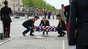 François Hollande ravive la flamme de la tombe du soldat inconnu sous l'Arc de Triomphe en 2014