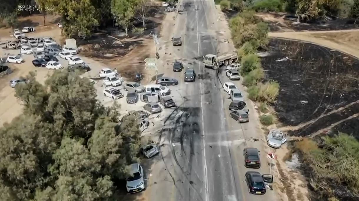 Des voitures abandonnées, incendiées et criblées de balles après l'attaque du Hamas lors du festival de musique "Supernova sukkot"
