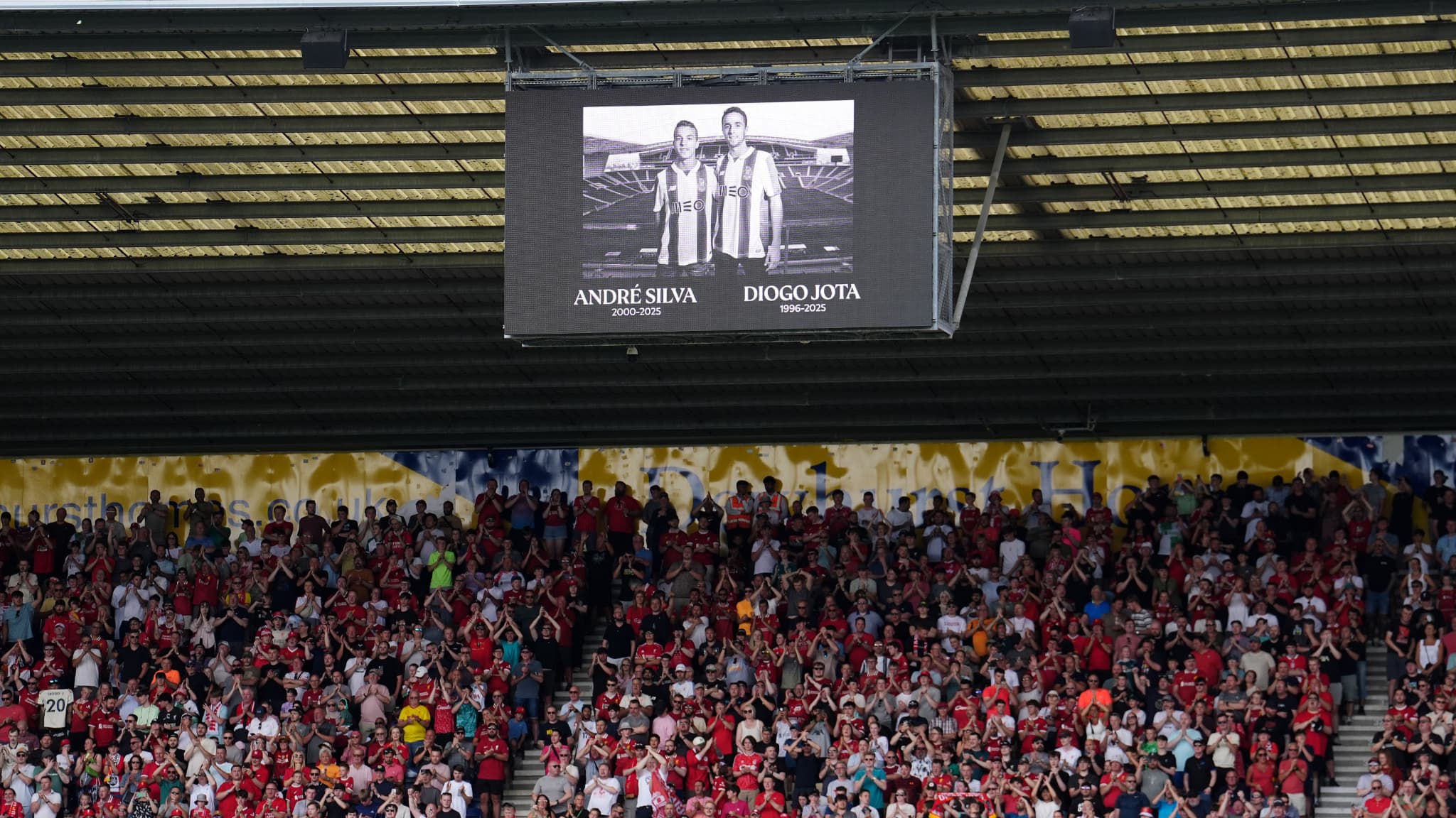 Les supporters de Liverpool ont rendu hommage à Diogo Jota lors d'un match amical, le 13 juillet 2025. Les supporters de Liverpool ont rendu hommage à Diogo Jota lors d'un match amical, le 13 juillet 2025.