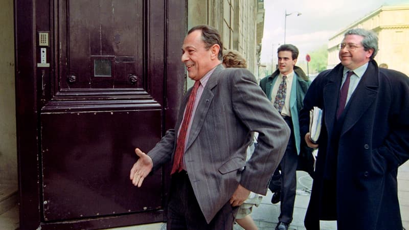 Manuel Valls, au troisième plan derrière Jean-Paul Huchon, dans les pas de Michel Rocard en 1993 au siège du PS, rue de Solférino à Paris