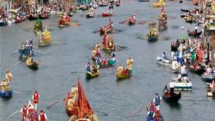 Les Vénitiens sont furieux: la propriété du Grand Canal, qui court sur quatre kilomètres à travers la Sérénissime, vient d'être transférée de la municipalité de Venise à l'Etat italien. /Photo d'archives/REUTERS/Alessandro Bianchi