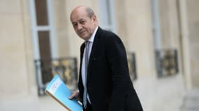 Le ministre de la Défense appelle le Royaume-Uni à s'unir à la France dans ses opérations en Syrie.