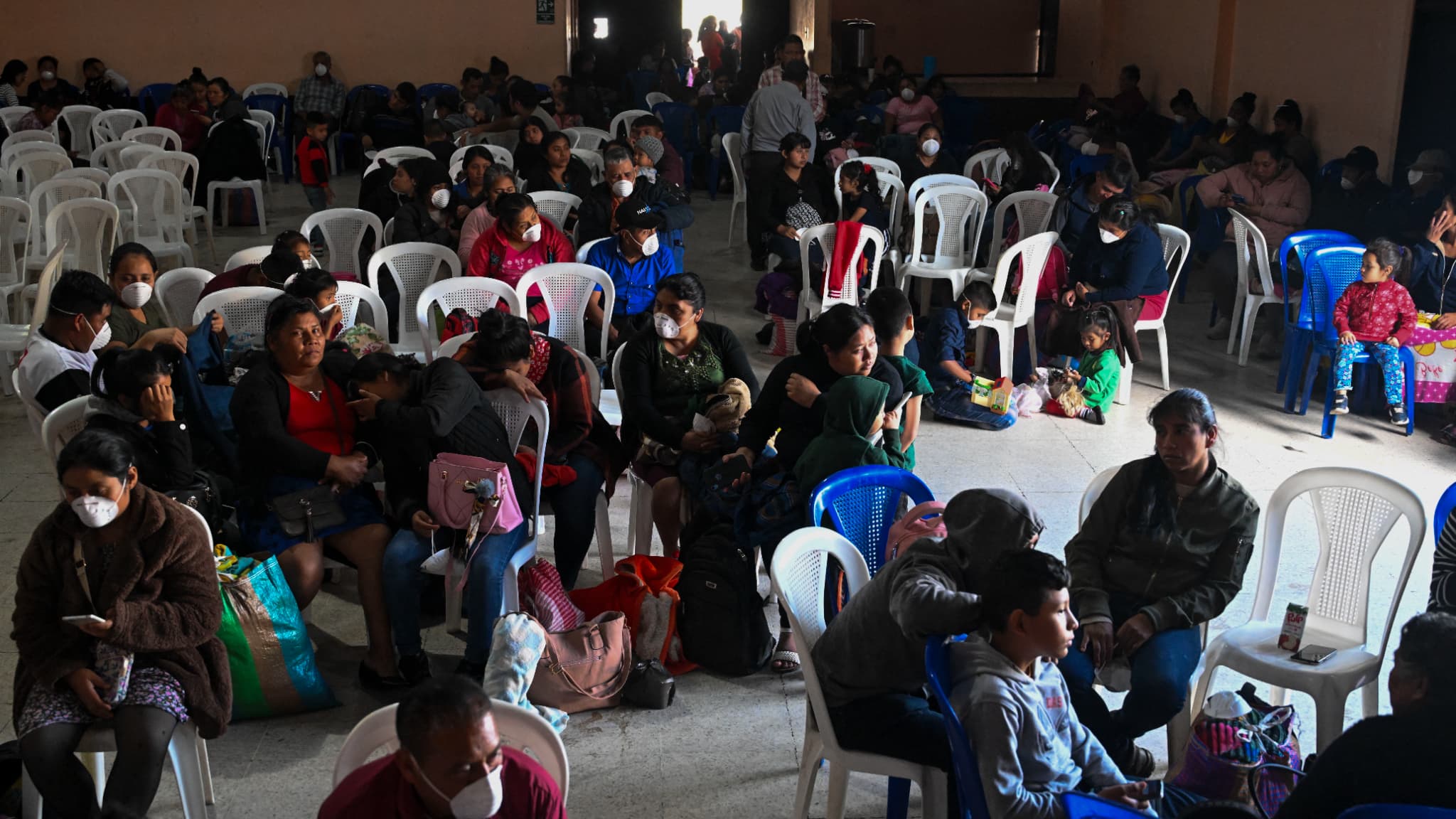Des personnes se rassemblent sur un abri après avoir évacué leur village suite à une éruption du volcan Fuego, à Alotenango, dans le département de Sacatepequez, à quelque 65 kilomètres au sud-ouest de la ville de Guatemala, le 10 mars 2025.
