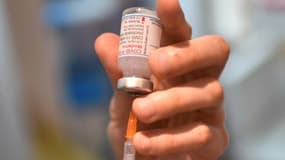 Préparation d'une dose du vaccin Moderna contre le Covid-19 dans une pharmacie à Paris, le 4 juin 2021
