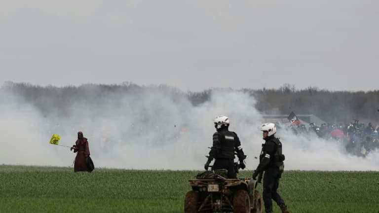 Affrontements entre manifestants et forces de l'ordre, le 25 mars 2023 à Sainte-Soline, dans les Deux-Sèvres