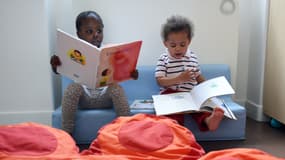 Des enfants lisant des livres