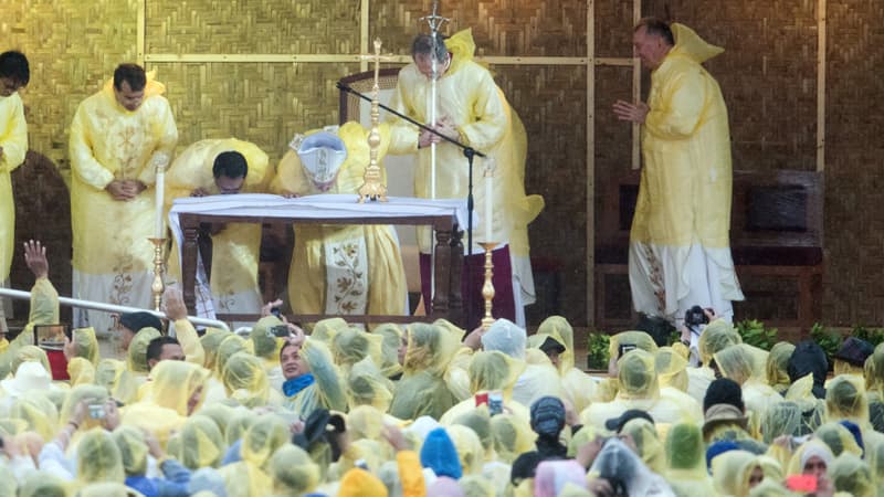 Le pape, au centre de l'image, conduit une messe à Tacloban, aux Philippines. L'assistance est drapée de Panchos pour faire face aux intempéries, le 17 janvier.