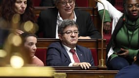 Jean-Luc Mélenchon, entouré de députés LFI à l'Assemblée nationale.