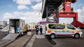 Des membres de la Protection Civile, à Calais (Pas-de-Calais), le 12 août 2023