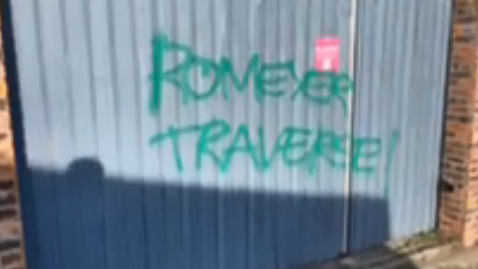 Les tags sur les murs de la maison de Roland Romeyer. Les tags sur les murs de la maison de Roland Romeyer.