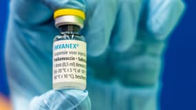 Une dose du vaccin Imvanex du développeur danois de vaccins Bavarian Nordic, utilisé pour protéger contre le virus de la variole du singe, est photographiée au GGD Haaglanden à La Haye le 1er août 2022.