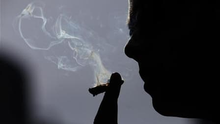 La commission des Finances de l'Assemblée nationale a refusé mercredi de lever les restrictions françaises sur les quantités de tabac qui peuvent être achetées dans un autre pays de l'Union européenne. /Photo d'archives/REUTERS/Mark Blinch