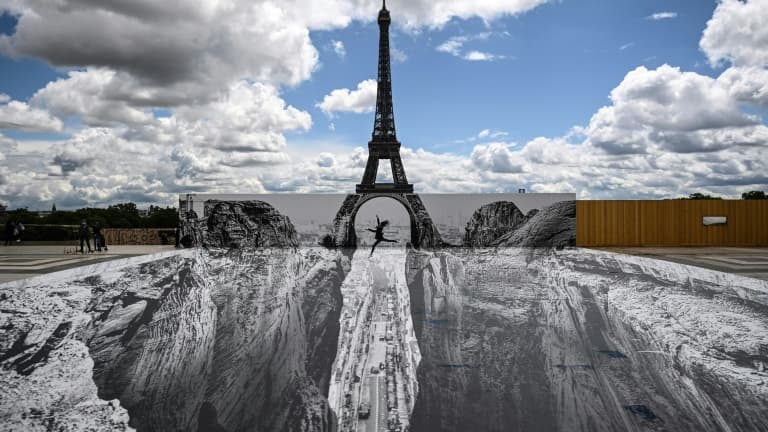 Une femme saute sur l'esplanade du Trocadéro, en face de la Tour Eiffel, au-dessus d'un trompe-l'oeil de l'artiste français de street-art JR, le 19 mai 2021 à Paris Une femme saute sur l'esplanade du Trocadéro, en face de la Tour Eiffel, au-dessus d'un trompe-l'oeil de l'artiste français de street-art JR, le 19 mai 2021 à Paris