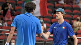 Arthur Rinderknech serrant la main de Jannik Sinner au filet
