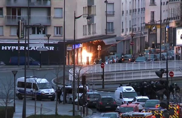 La devanture de l'Hyper cacher au moment de l'assaut du RAID, le 9 janvier 2015. La devanture de l'Hyper cacher au moment de l'assaut du RAID, le 9 janvier 2015.