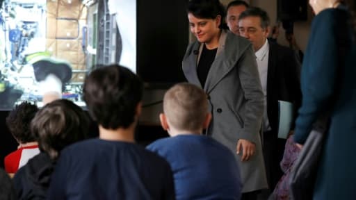 "Il faut que ce genre de séquences éducatives, qui permettent à de grands chercheurs de parler à de nombreux élèves en même temps grâce aux outils numériques, soient renouvelées", a déclaré la ministre de l'Education nationale Najat Vall...