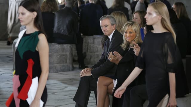 En 2014, Bernard Arnault, le patron du groupe LVMH, assiste avec sa femme à un défilé de Loewe.