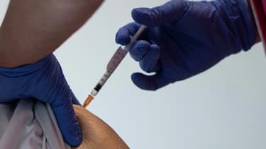 La police britannique a lancé vendredi un appel à témoins pour retrouver un homme accusé d'avoir soutiré 160 livres sterling (178 euros) à une nonagénaire en lui faisant croire qu'il lui administrait un vaccin contre le coronavirus