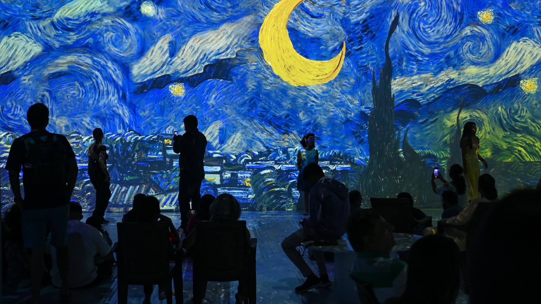 Une partie du tableau La Nuit Étoilée de Van Gogh montrée dans une exposition immersive à Mumbaï en Inde le 29 janvier 2023. Une partie du tableau La Nuit Étoilée de Van Gogh montrée dans une exposition immersive à Mumbaï en Inde le 29 janvier 2023.