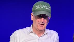 Le gouverneur de la Banque de France François Villeroy de Galhau avec une casquette "Make Europe Great Again" aux Rencontres économiques d'Aix-en-Provence, le 4 juillet 2025.