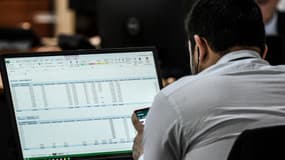Un employé au bureau.
