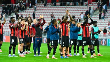 Les joueurs de Nice saluent leurs supporters après la défaite contre l'AS Rome (1-2, Ligue Europa), le 24 septembre 2025