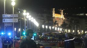 Des soldats , des policiers et des pompiers sur Promenade des Anglais, le 15 juillet 2016, à Nice .