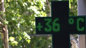 Une pharmacie indique une température de 36 degrés à Nîmes, le 19 juillet 2023. (photo d'illustration)