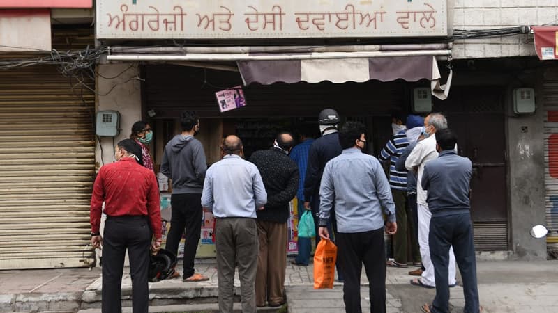 Plusieurs Indiens attendant devant une pharmacie à Amritsar en Inde le 28 mars 2020.