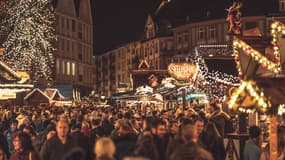 Des consommateurs sur un marché de Noël. (Illustration)