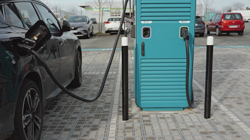 "Des modèles comme la Tesla Model 3 séduisent de plus en plus": engouement pour les voitures électriques d'occasion depuis le début de la guerre au Moyen-Orient