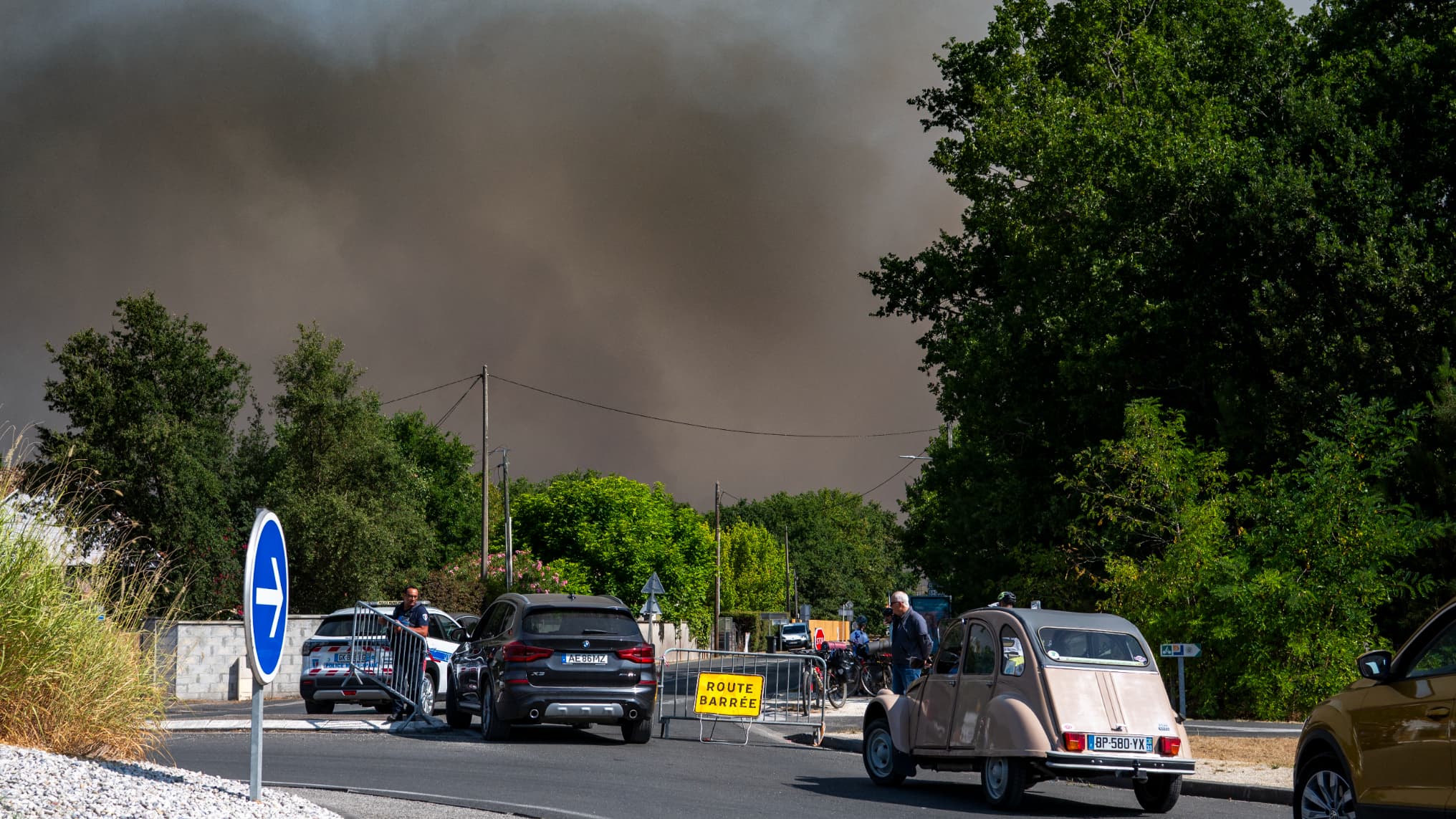 "Le feu est à proximité des habitations": après le Cap Ferret, la ville d'Arès en Gironde contrainte d'évacuer en totalité