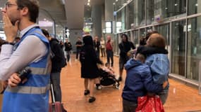 L'arrivée de Français, évacués d'Israël, jeudi soir à l'aéroport de Roissy