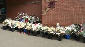 Des centaines de bouquets de fleurs devant le commissariat de Roubaix, le 24 mai 2023 