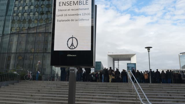 Les salariés du quartier d'affaires de la Défense, à l'ouest de Paris, ont été invités à respecter sur le parvis à l'extérieur, la minute de silence nationale, à 12 heures.