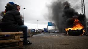 Des manifestants bloquant le port du Havre ce mercredi 8 mars 2023