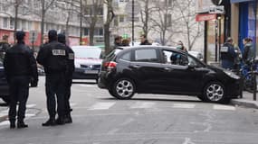 Les policiers examinent la C3 abandonnée par les auteurs de l'attaque armée au siège de Charlie Hebdo, mercredi.