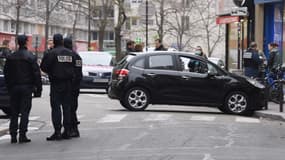 Les policiers examinent la C3 abandonnée par les auteurs de l'attaque armée au siège de Charlie Hebdo, mercredi.