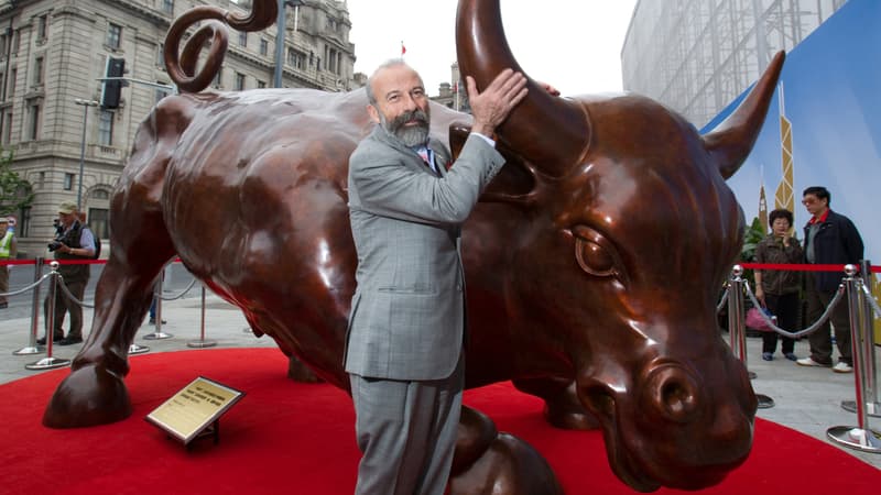 Arturo Di Modica et sa statue du "Charging Bul" à Shanghai 